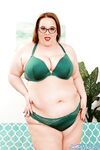 SSBBW Jessica Lust stretches out her naked pussy with her glasses on