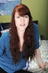 Amateur Gwen Stark spreads her pussy lips after removing her yoga pants
