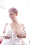 First timer with dyed hair Vera Blue bares hairy armpits before masturbating