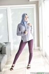 Busty beauty Aaliyah Hadid peels her skintight pants to spread her bubble butt