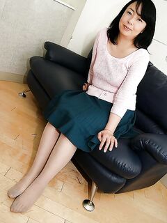 Asian MILF Norie Shibamura undressing and spreading her hairy lower lips