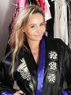 Older MILF Chelsey Townes shows off her trimmed muff and tits while dressing