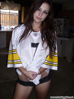 Hot busty Samantha bending to flaunt her round sexy ass & flashing nice tits