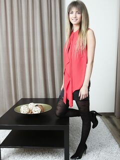 Latvian belle Olivia Bloom finds the courage and shows man shaved pussy