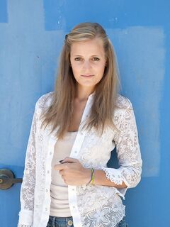 Amateur teen Jane Franklin posing in her white shirt and tight jeans outdoors