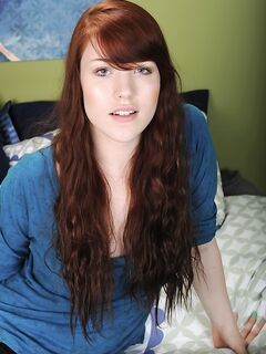 Amateur Gwen Stark spreads her pussy lips after removing her yoga pants