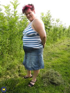 Amateur BBW Lucky revealing her pink holes outdoors and masturbating