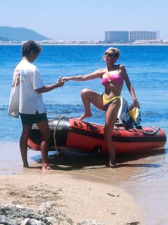 Lusty Baywatch babe got her all holes penetrated and facialed at the beach